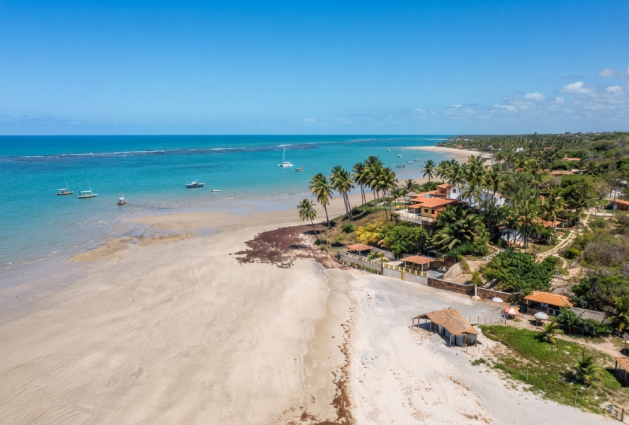 Paisagem da Lagoa de Pitangui com águas calmas